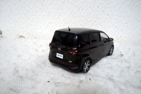 トヨタ カラーサンプル シエンタ 1/30 ミニカー 茶 非売品(乗用車 ...