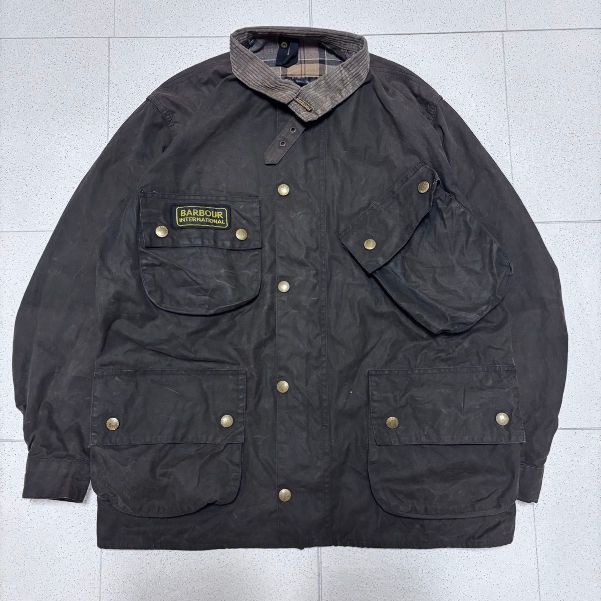 Barbour international オイルドジャケット ピンバッジ付き Barbour international オイルドジャケット ピンバッジ付き