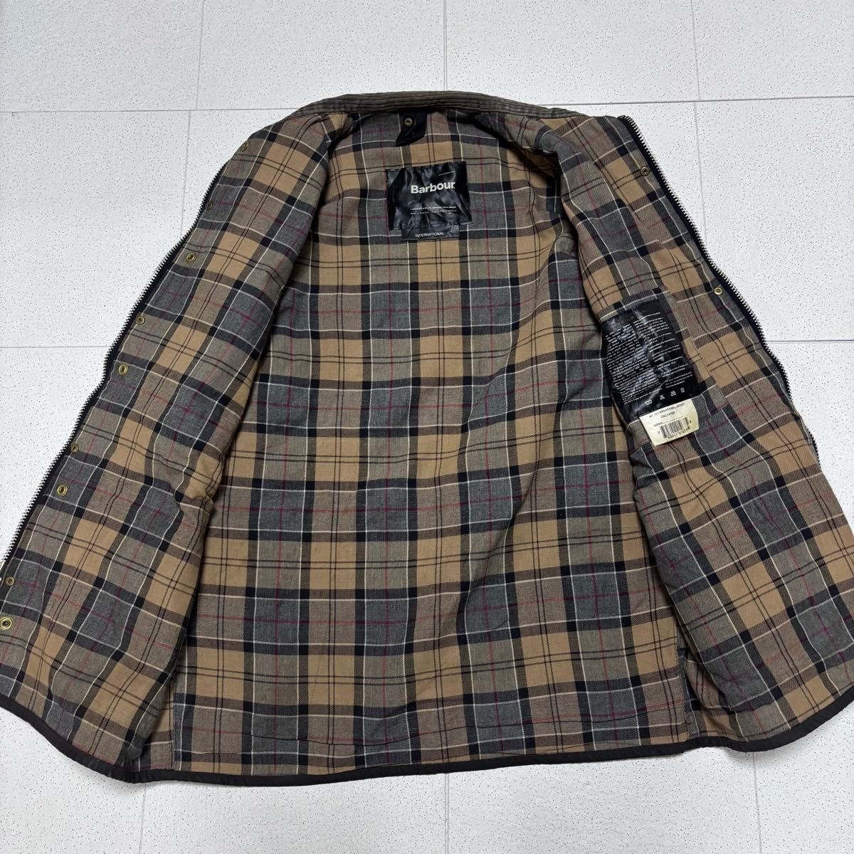 Barbour international オイルドジャケット ピンバッジ付き Barbour international オイルドジャケット ピンバッジ付き