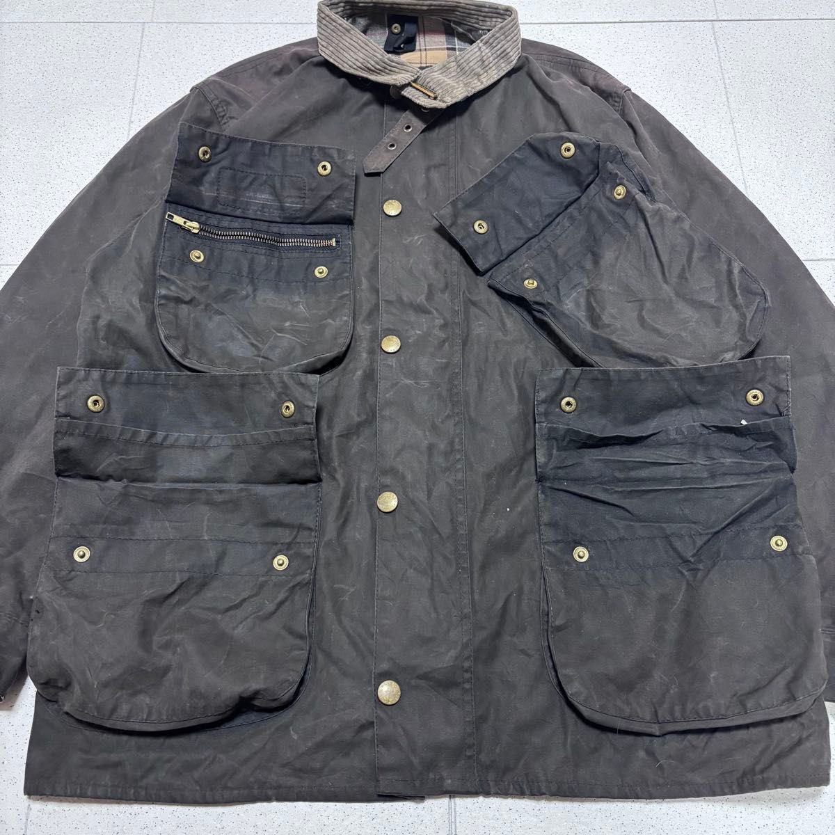 Barbour international オイルドジャケット ピンバッジ付き Barbour international オイルドジャケット ピンバッジ付き