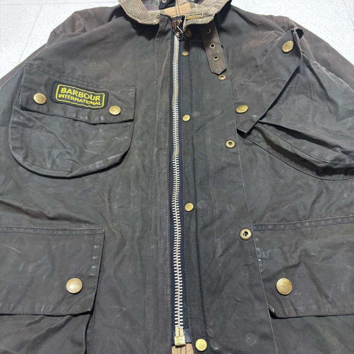 Barbour international オイルドジャケット ピンバッジ付き Barbour international オイルドジャケット ピンバッジ付き