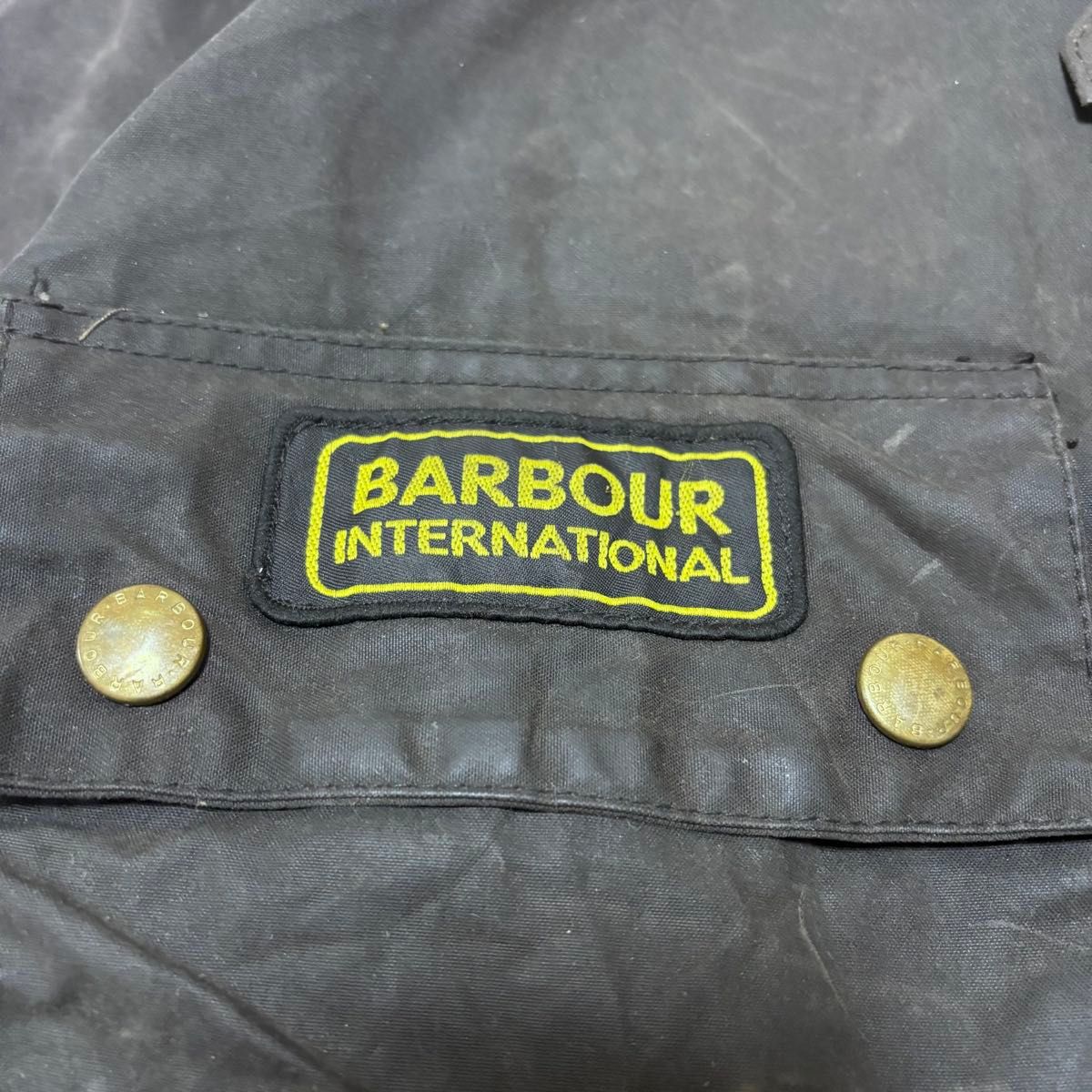 Barbour international オイルドジャケット ピンバッジ付き Barbour international オイルドジャケット ピンバッジ付き