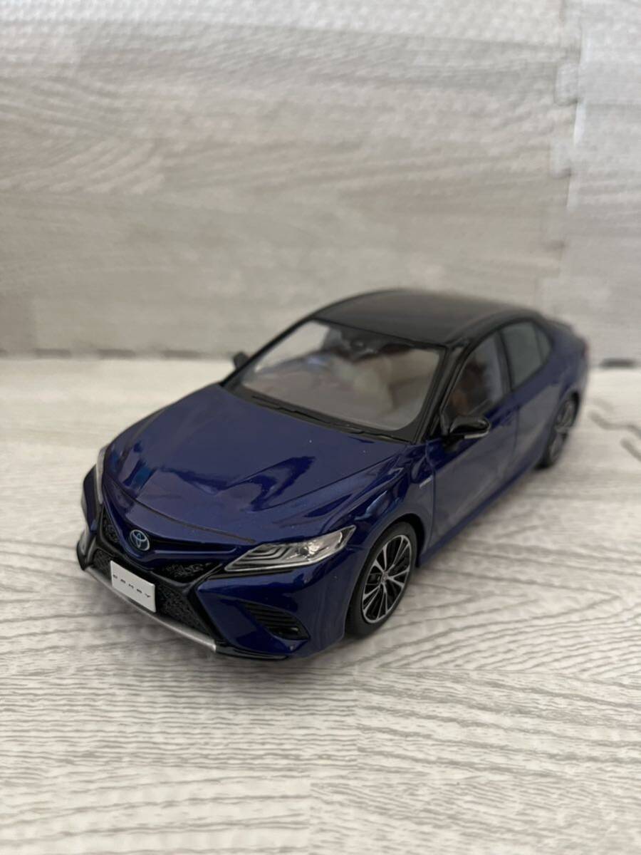 1/30 トヨタ 新型カムリ ハイブリッド WS CAMRY 非売品 カラーサンプル ミニカー　2トーン ブラックxダークブルー_画像1