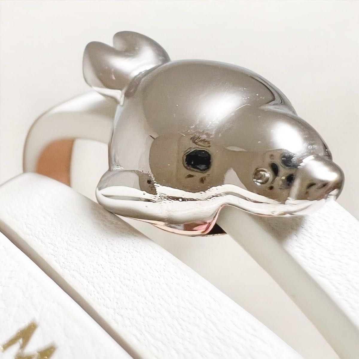 LOEWE ロエベ ツイストバングル カーフ スナフジタ アザラシ LOEWE ロエベ ツイストバングル カーフ スナフジタ アザラシ