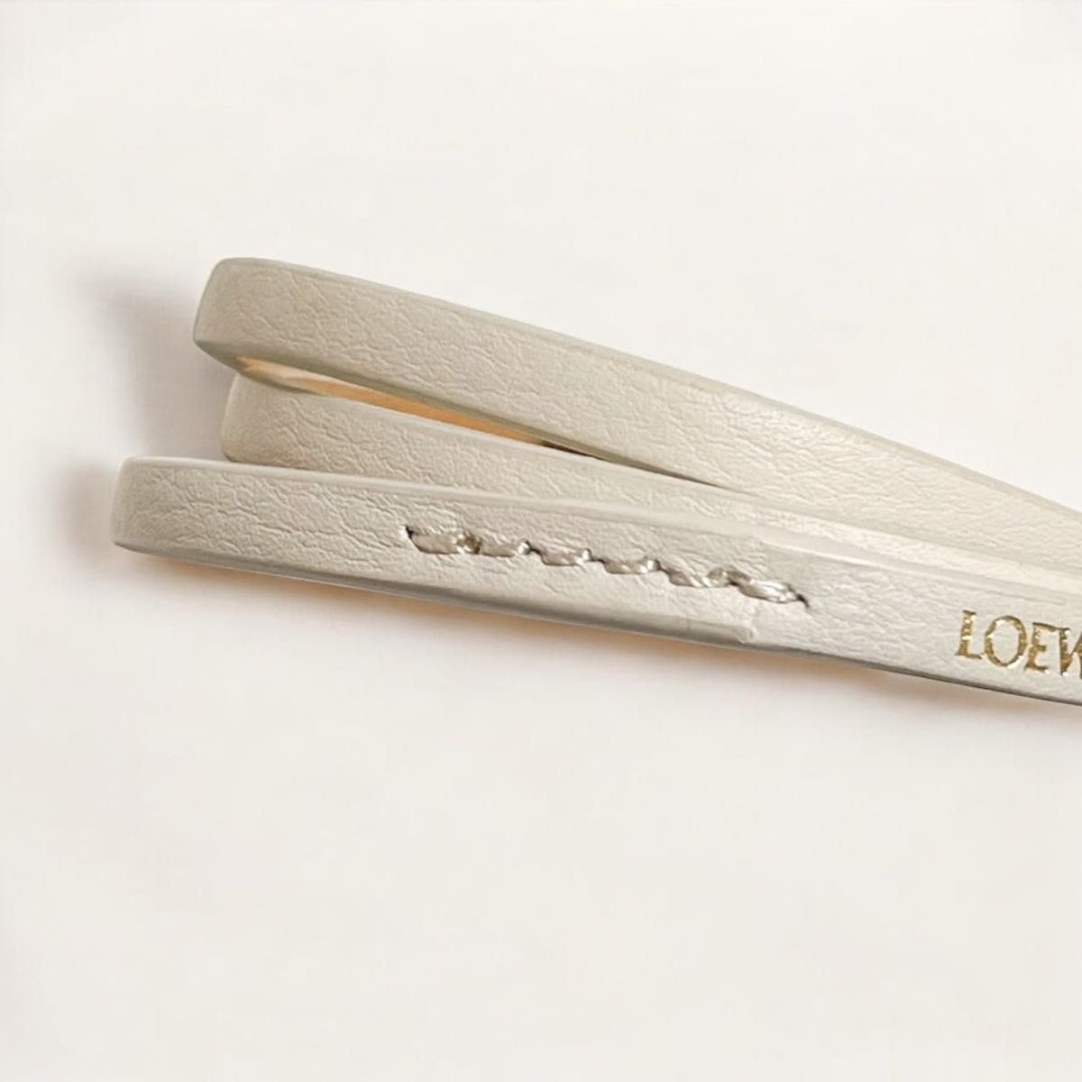 LOEWE ロエベ ツイストバングル カーフ スナフジタ アザラシ LOEWE ロエベ ツイストバングル カーフ スナフジタ アザラシ