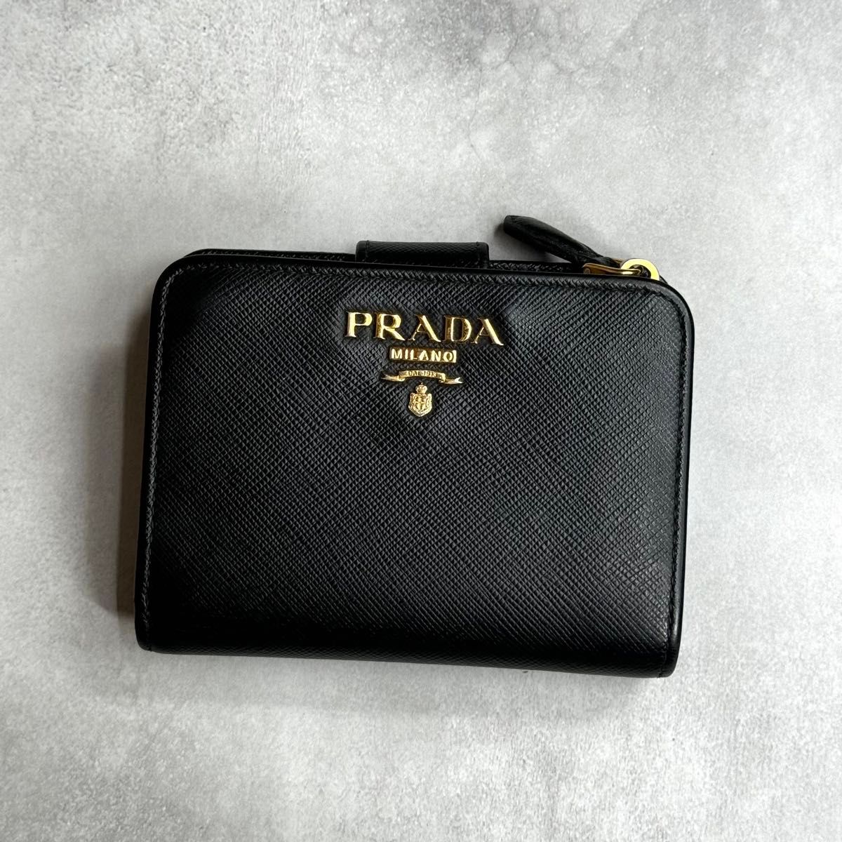PRADA プラダ サフィアーノ コンパクトウォレット 二つ折り黒 PRADA プラダ サフィアーノ コンパクトウォレット 二つ折り黒