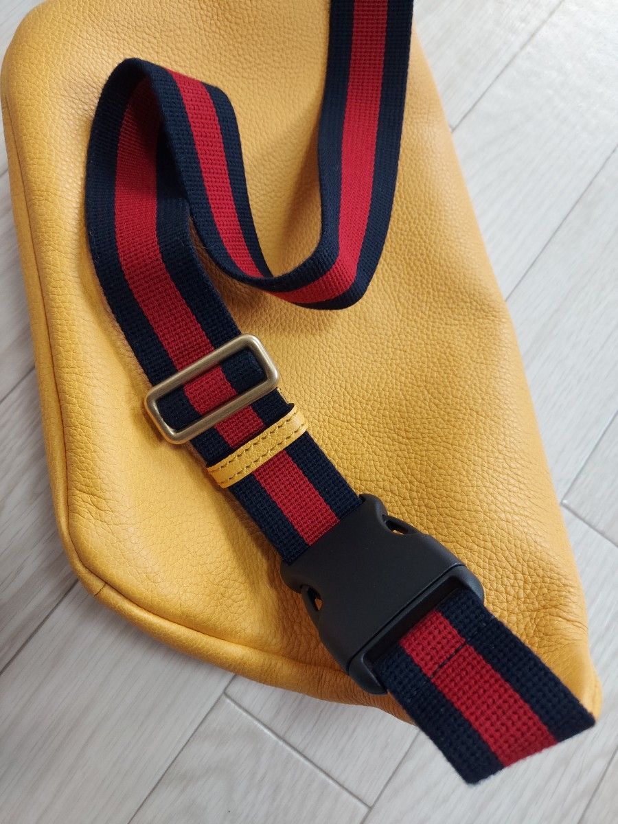美品】~GUCCI~ ボディバッグ アート風 斜め掛け ショルダー 美品】~GUCCI~ ボディバッグ アート風 斜め掛け ショルダー