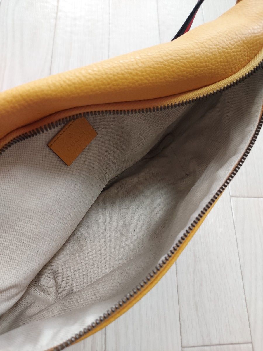 美品】~GUCCI~ ボディバッグ アート風 斜め掛け ショルダー 美品】~GUCCI~ ボディバッグ アート風 斜め掛け ショルダー