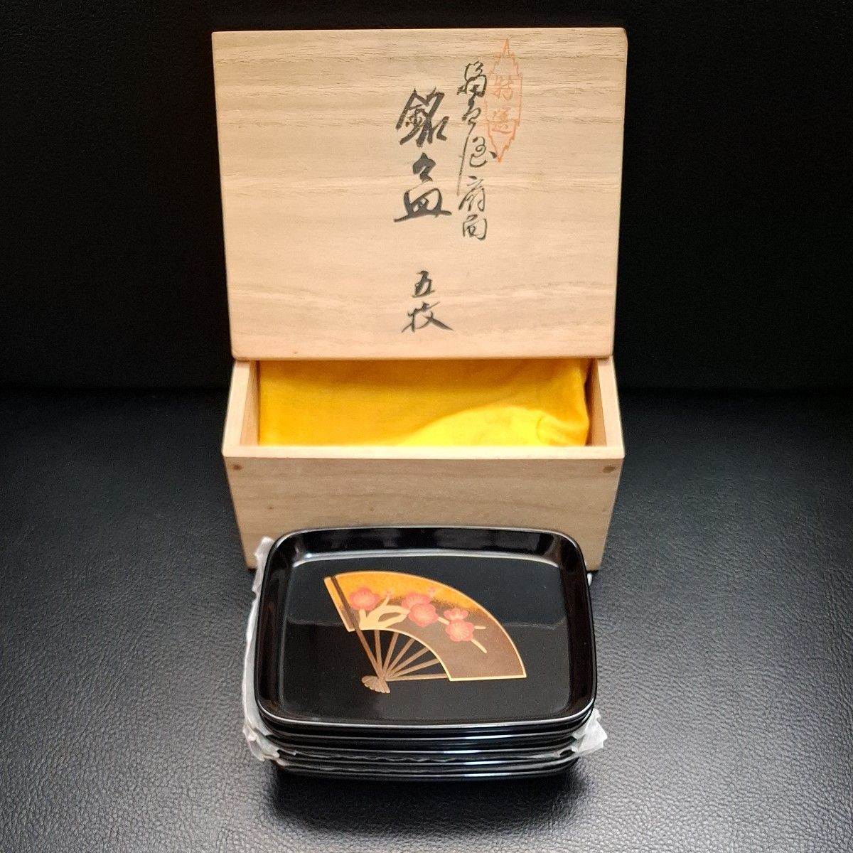 未使用品】 輪島塗 扇面 銘々皿 5枚入り 木箱セット 漆器 うるし 未使用品】 輪島塗 扇面 銘々皿 5枚入り 木箱セット 漆器 うるし