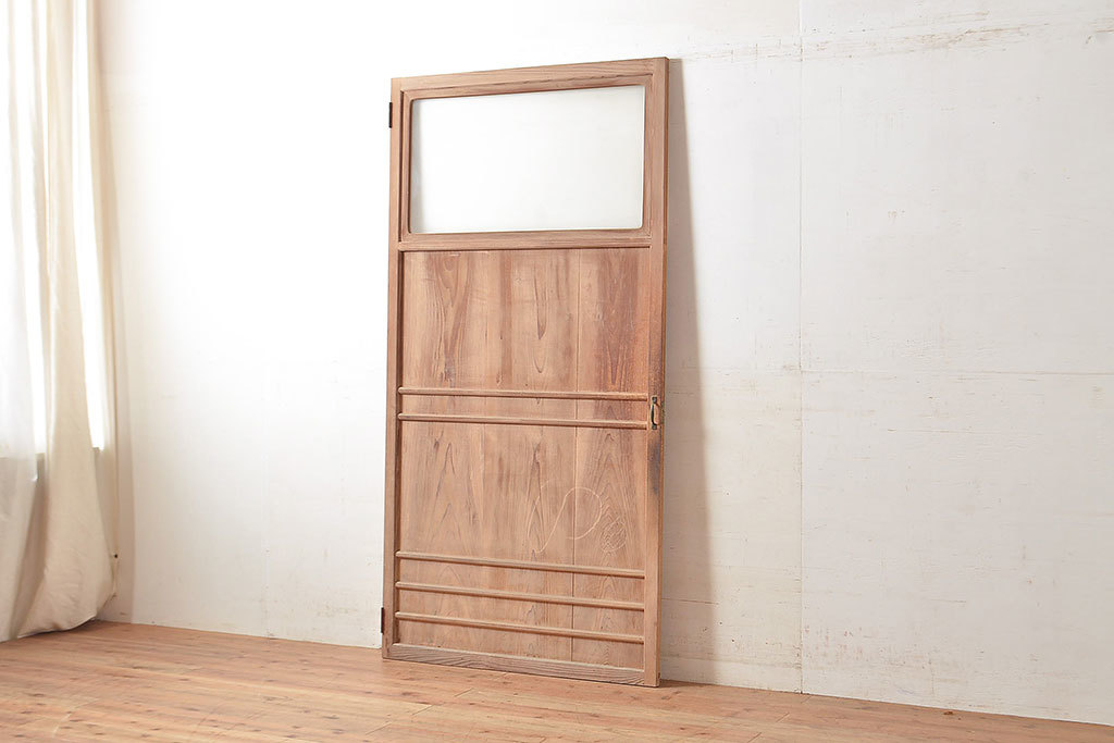 R-048250　和製アンティーク　窓付き　シンプルなデザインと味のある木肌が魅力的な木製ドア(扉、建具)(R-048250)