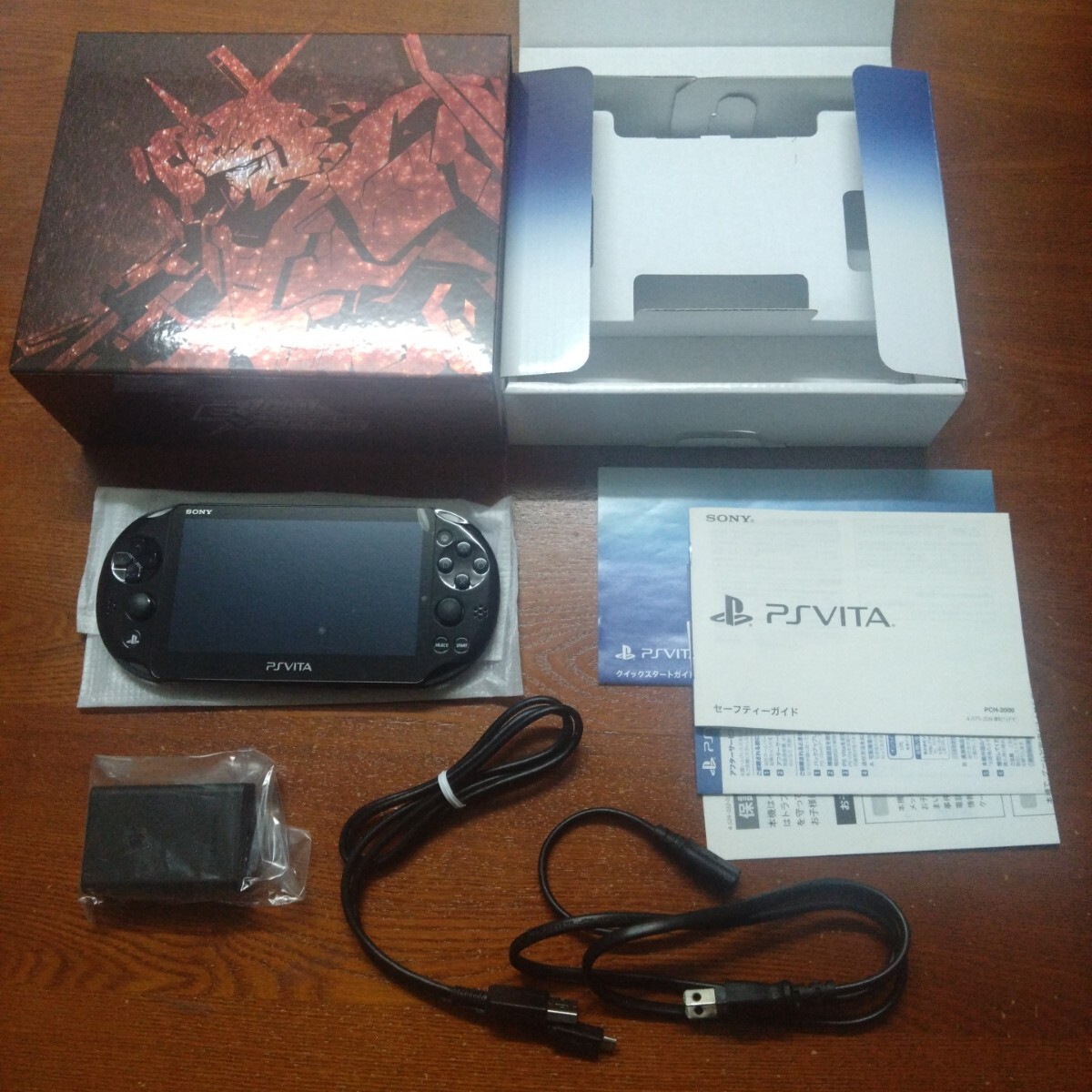 ほぼ未使用~美品 PSVita 本体 PCH-2000 機動戦士ガンダム ほぼ未使用~美品 PSVita 本体 PCH-2000 機動戦士ガンダム