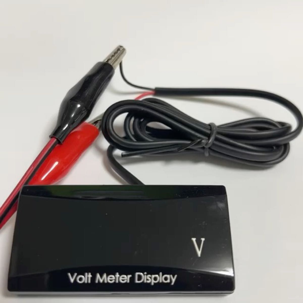 薄型 防水 電圧計 DC12V ボルトメーター ディスプレイ ホワイト 汎用品 スリム設計 デジタル表示 オープニング演出機能付