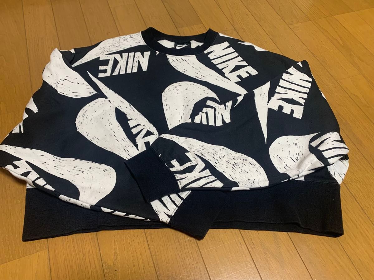 NIKE ナイキ ロゴトレーナー ショート丈 総柄 裏起毛 スウェット NIKE ナイキ ロゴトレーナー ショート丈 総柄 裏起毛 スウェット