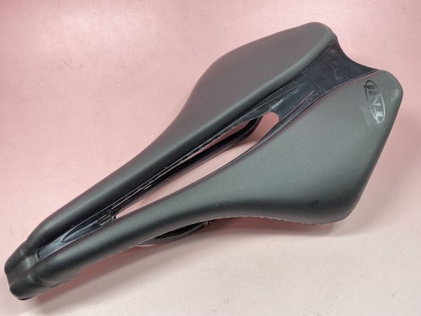美品 TNi SuperJet カーボンサドル カーボンレール サドル Super Jet スーパージェット 1202H2403/600