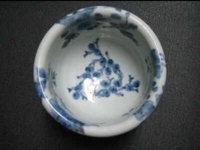  высота пара кубок чашечка для сакэ . кубок . цветок . белый фарфор с синим рисунком синий цветок белый фарфор с синим рисунком старый Imari 