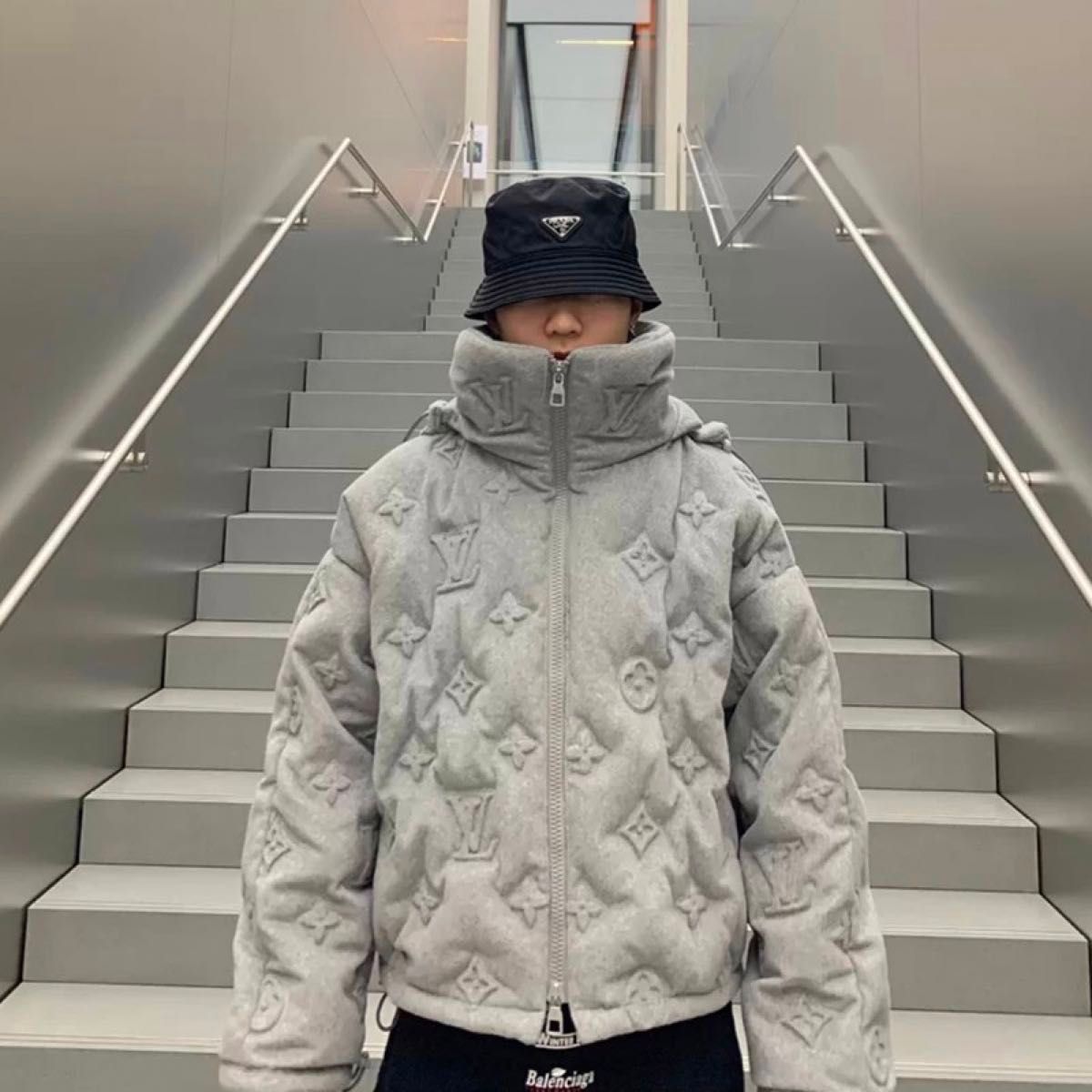 ルイヴィトン LOUIS VUITTON エンボス フード付きダウン ルイヴィトン LOUIS VUITTON エンボス フード付きダウン