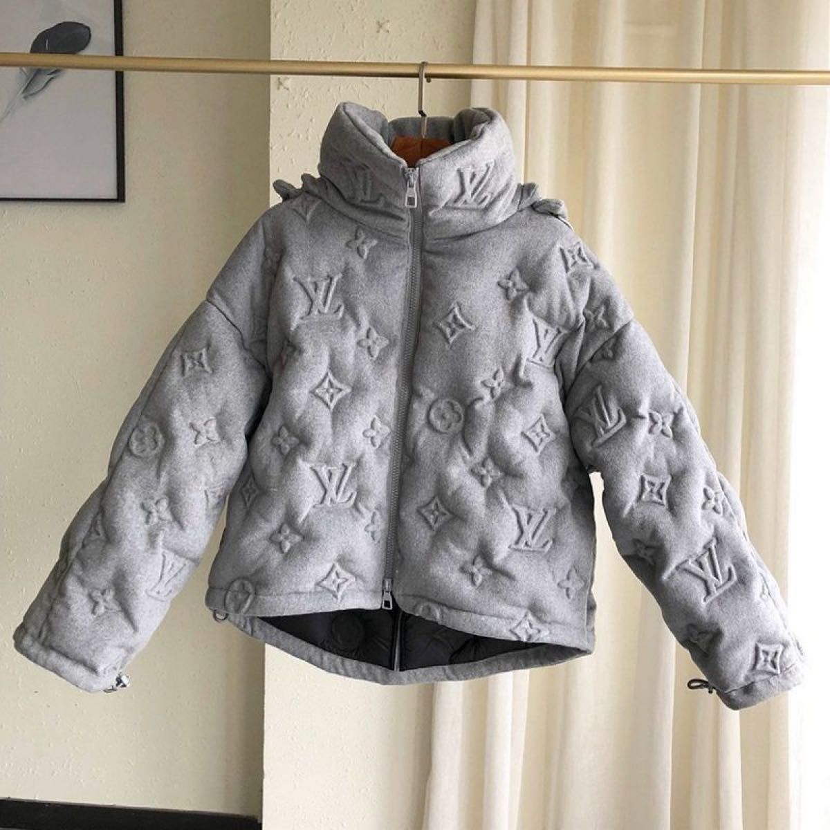ルイヴィトン LOUIS VUITTON エンボス フード付きダウン ルイヴィトン LOUIS VUITTON エンボス フード付きダウン