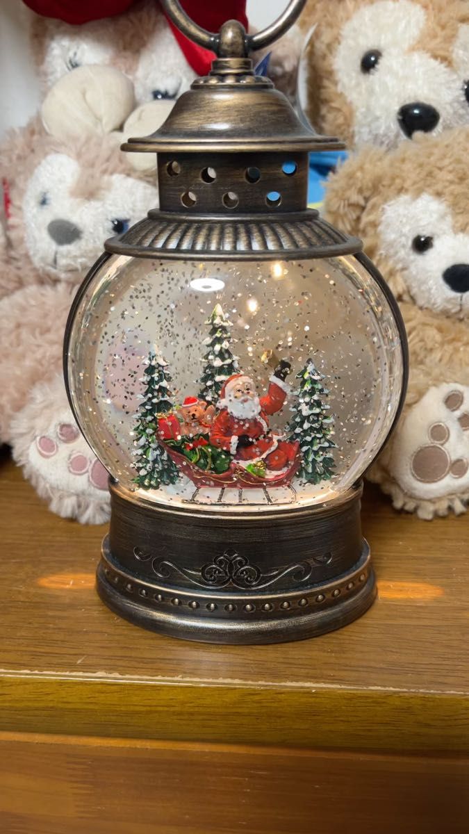 心待ちのクリスマスを素敵に演出する、きらめくスパンコールの雪景色バブルLEDライト ランタン型(メロディ付)です。約7000円