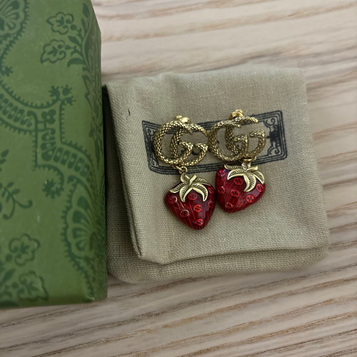 Gucci グッチ いちご ピアス 両耳|Yahoo!フリマ(旧PayPayフリマ) Gucci グッチ いちご ピアス 両耳|Yahoo!フリマ(旧PayPayフリマ)