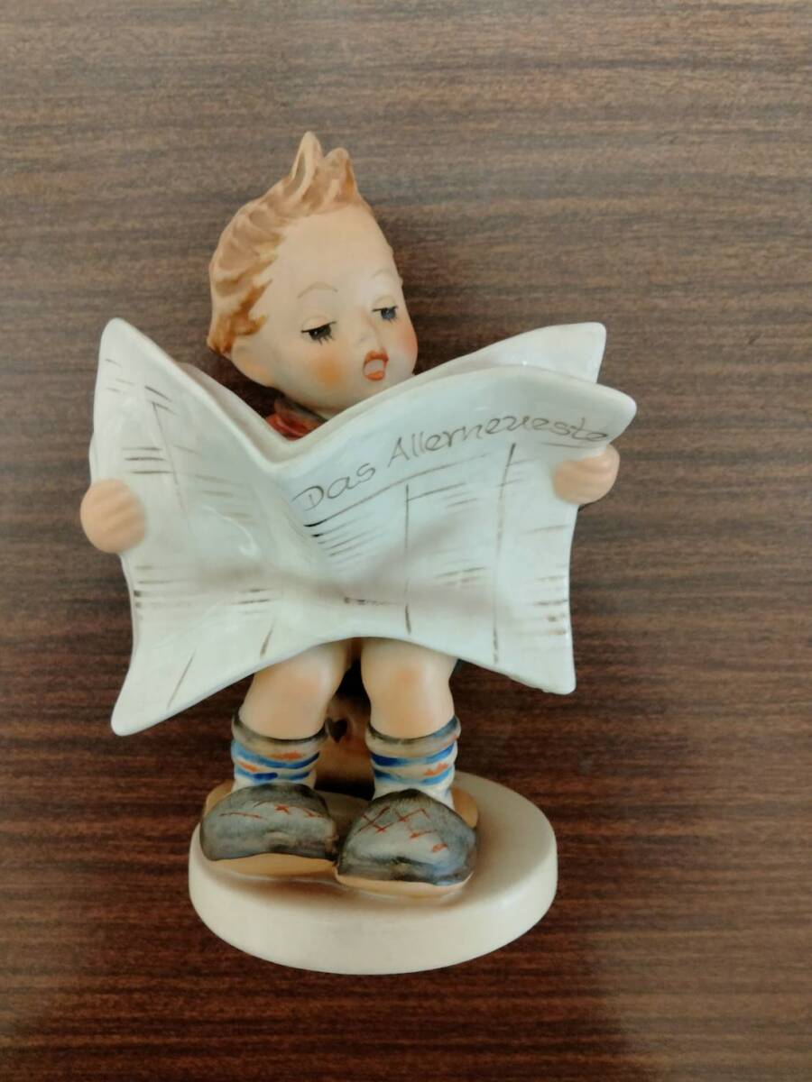 新聞を読む少年 ドイツ フンメル人形 ゲーベルGOEBEL 新聞を読む少年 ドイツ フンメル人形 ゲーベルGOEBEL