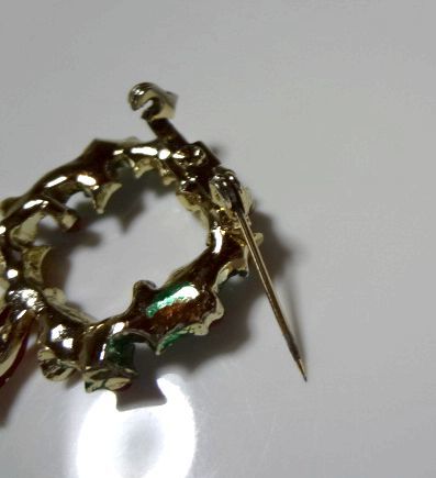  defect have Vintage US..... Christmas wreath type brooch 