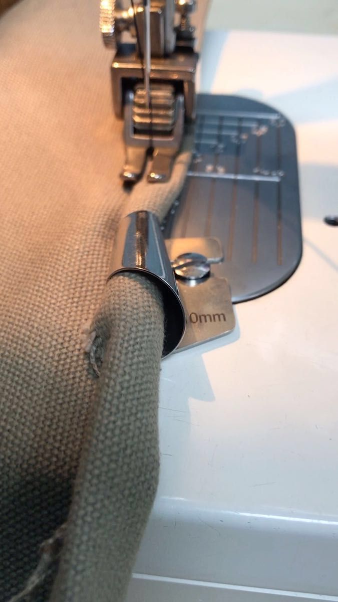 三折り押さえとローラ押さえのセット販売です。 帆布8号、11号縫えます。