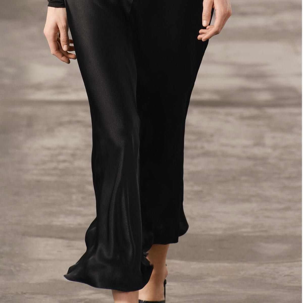 ZARA ハイウエスト ミディスカート サテン M 新品タグ付き ZARA ハイウエスト ミディスカート サテン M 新品タグ付き