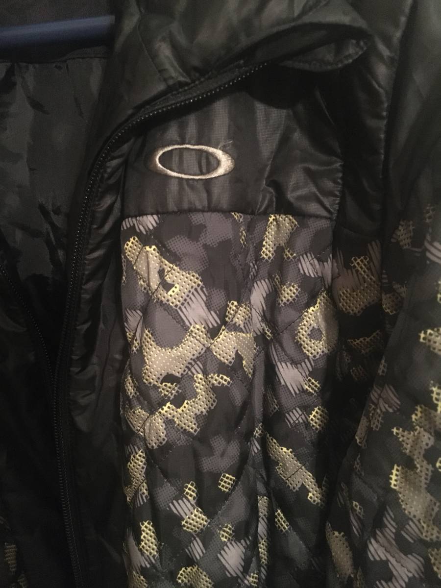 OAKLEY オークリー ＬＬ XL XO 黒 ブラック 迷彩 ダウン 袖脱着可能 ベスト 美品 ジャケット オシャレ 大人 ゴルフ ウェア の画像2
