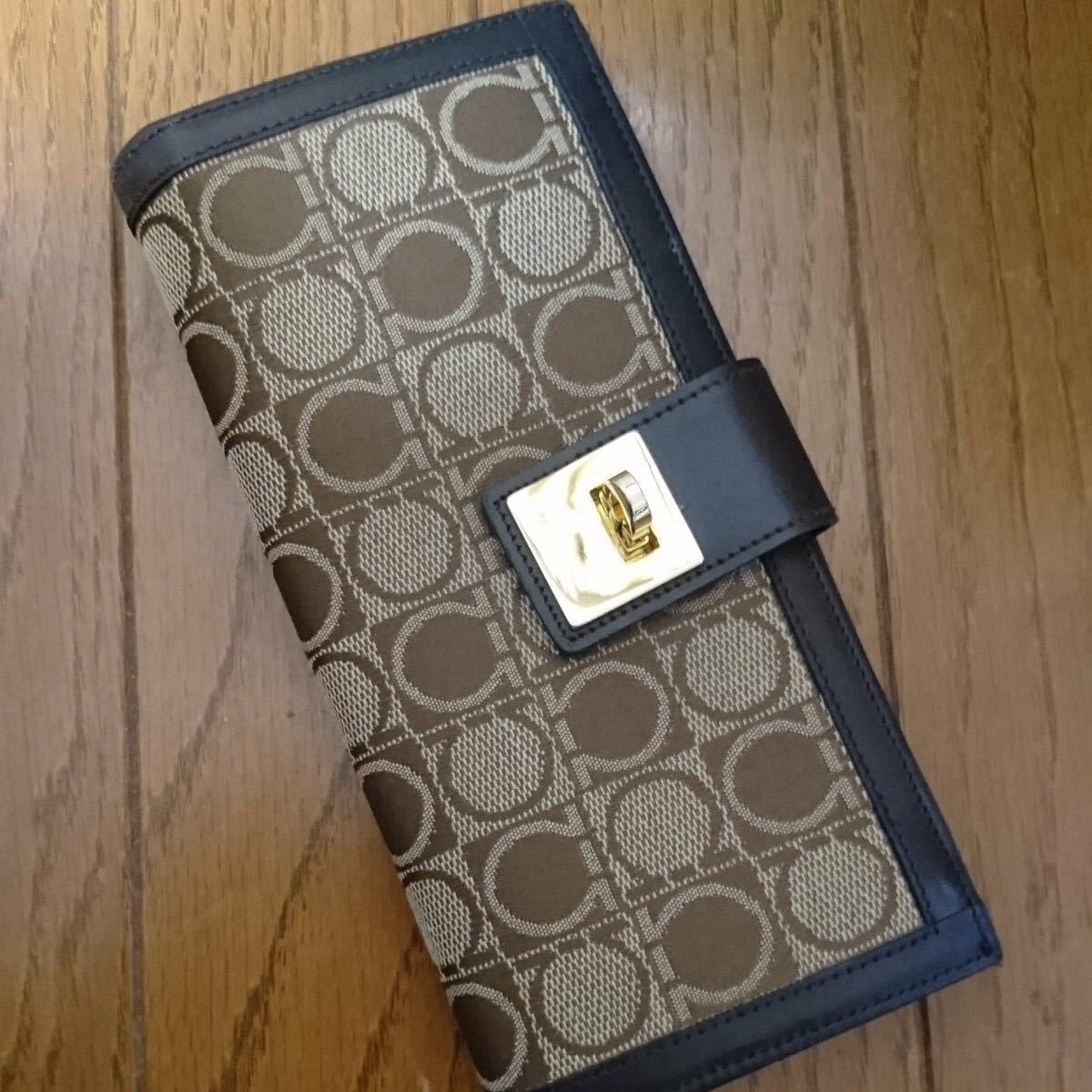 ポケットが ボッテガヴェネタ 長財布 ブラウン系 茶 BOTTEGA VENETA