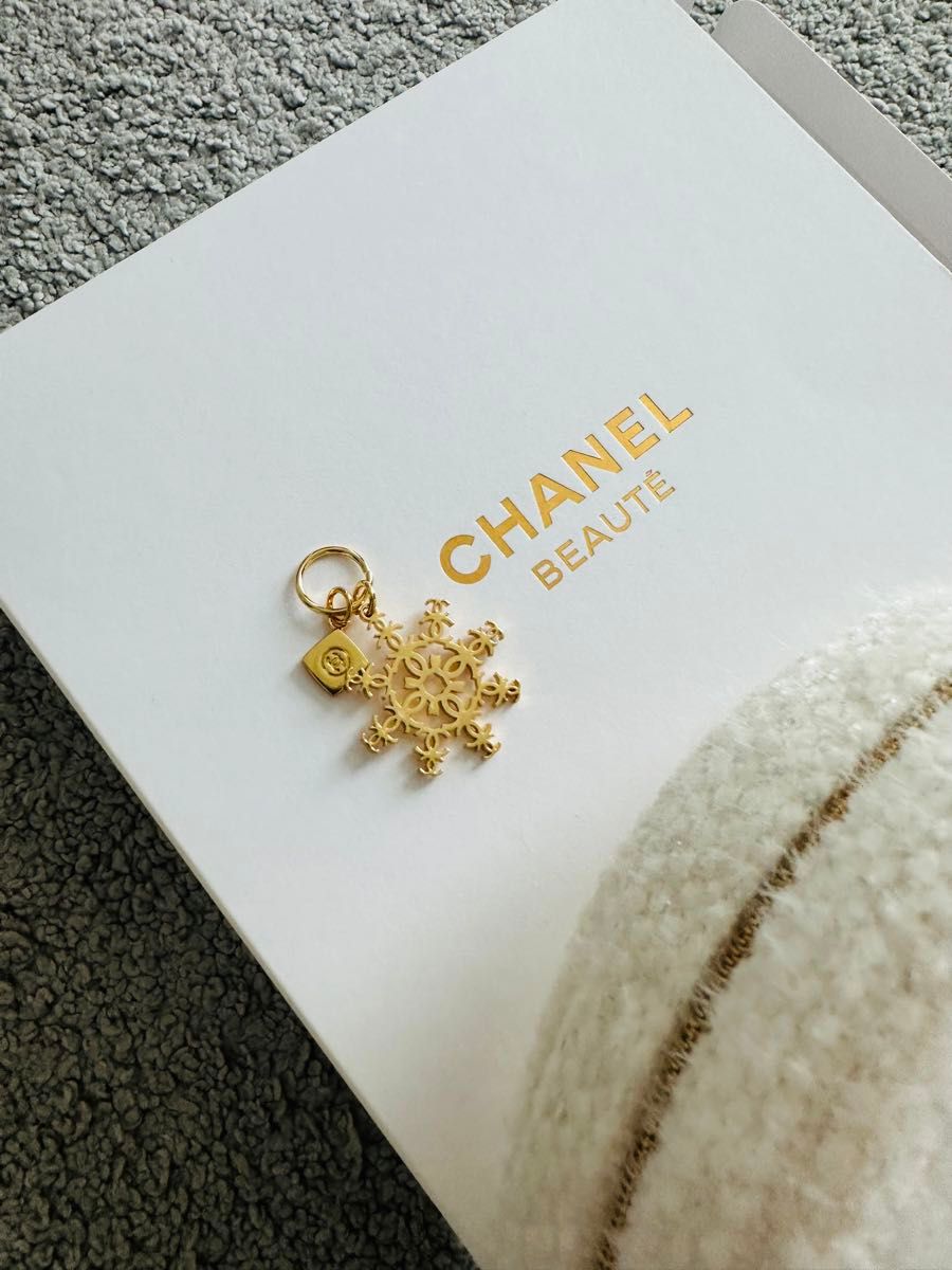 CHANEL ホリデー ポーチノベルティ 2024 スノーフレークチャーム CHANEL ホリデー ポーチノベルティ 2024 スノーフレークチャーム