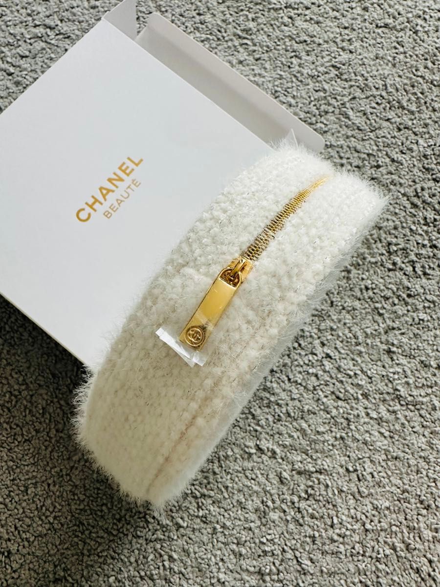 CHANEL ホリデー ポーチノベルティ 2024 スノーフレークチャーム CHANEL ホリデー ポーチノベルティ 2024 スノーフレークチャーム