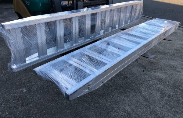 20cmベロ 新品即納全長3M アルミブリッジ 重機対応5000KG(2本 20cmベロ 新品即納全長3M アルミブリッジ 重機対応5000KG(2本