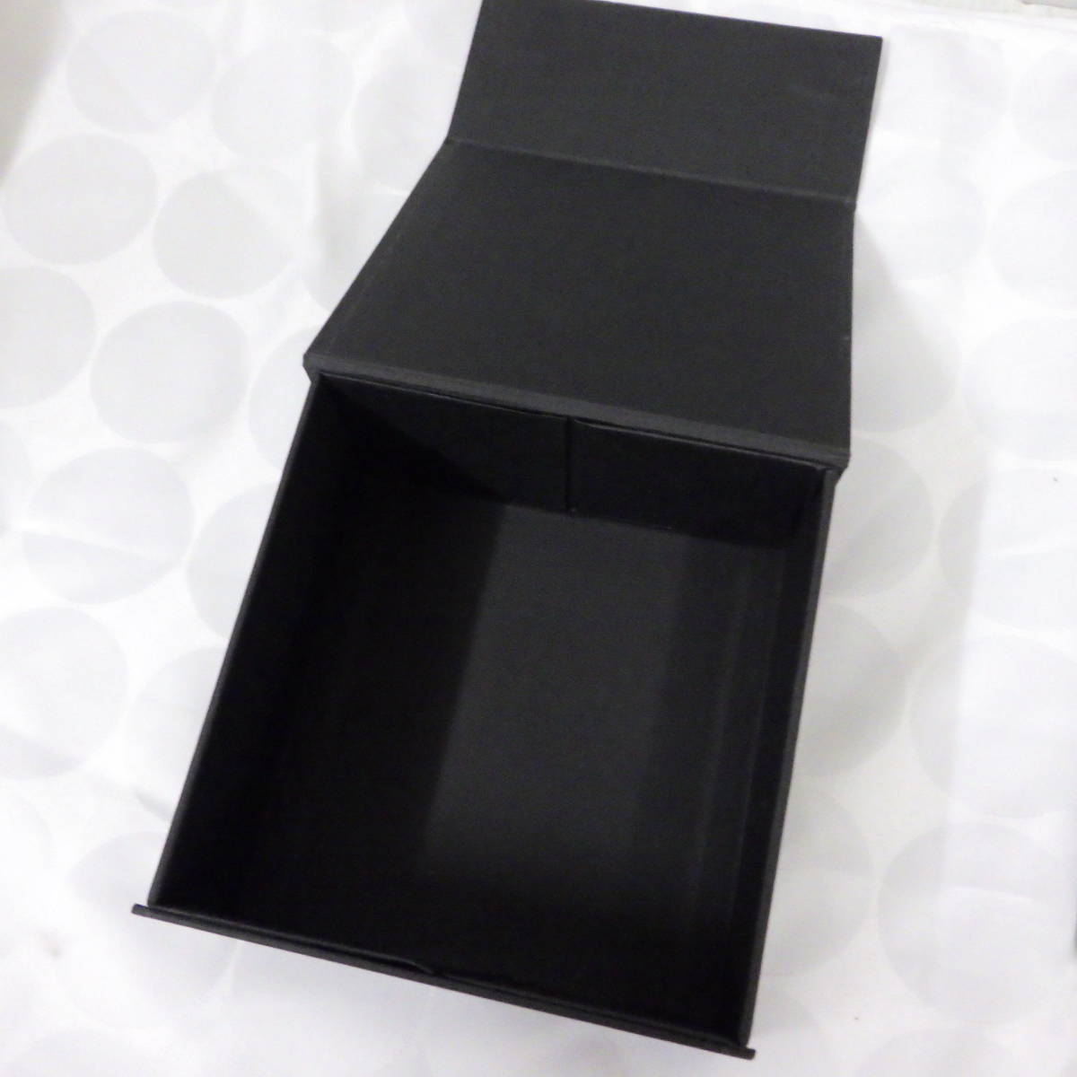 ブルガリ　外箱/保存袋/1.5ml香水2点(MAN IN BLACK/BVLGARI POUR HOMME)　まとめ売り　外箱サイズ：約15.5×15.5×8.0cm_画像3