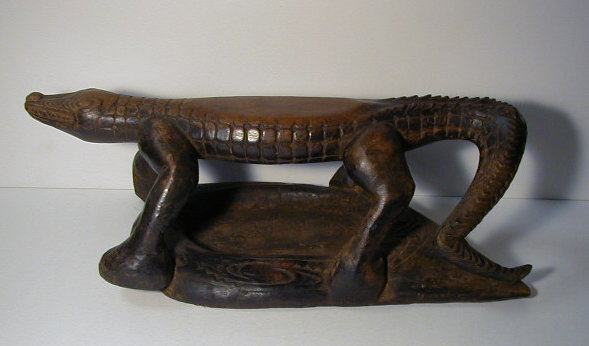 インドネシア・パプア州の原始美術（センタニ湖のワニ型木製枕）_画像1