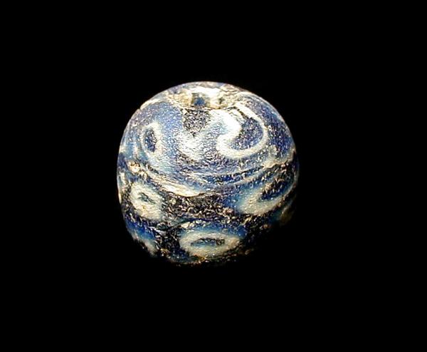 【激安大特価！】  インドネシア・東部ジャワの骨董トンボ玉（紺白ダブルモザイクア 工芸ガラス
