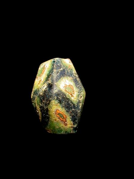 【35％OFF】 インドネシア・東部ジャワの骨董トンボ玉（六角小面円錐柱型・B 工芸ガラス