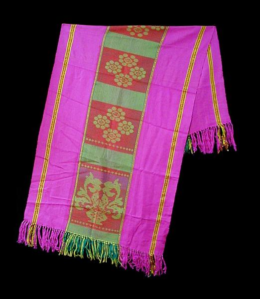 インドネシア・マルク州セラム島の伝統手織りソンケット布（織り