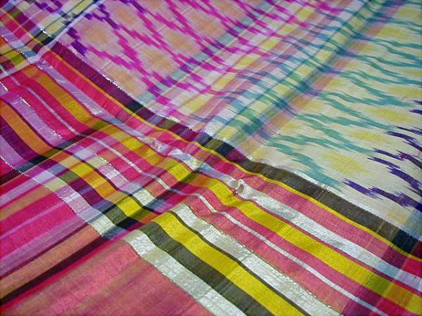 インドネシア・南スラウェシ州ボネ県のシルク製織り布（ピンク黄
