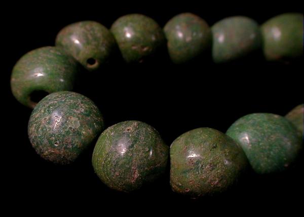 インドネシア・東部ジャワ発掘のネックレス用若葉色玉(35粒)