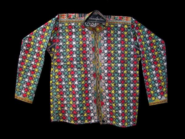 インドネシア・ガヨ・ルエス県のガヨ民族の総刺繍シャツ