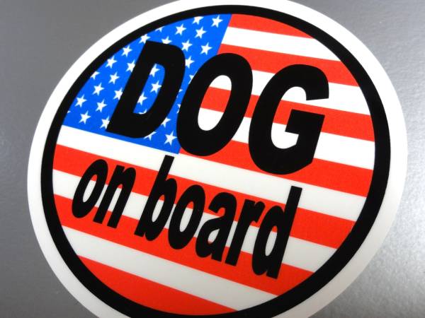 ｒ1●DOG on boardアメリカ国旗ステッカー 7.5cmサイズ●USA 犬 ワンコ 車に乗ってます Dog in CAR　星条旗バージョン NA(5_画像1