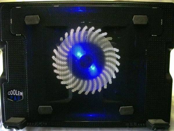 ノートパソコン用冷却台/ノートPC用冷却大型ファン/NotePal/ErgoStand/NBS-4UAKJ/ブラック★新品未使用/送料込み★_ファン回転音は静かでブルーライトが点灯。