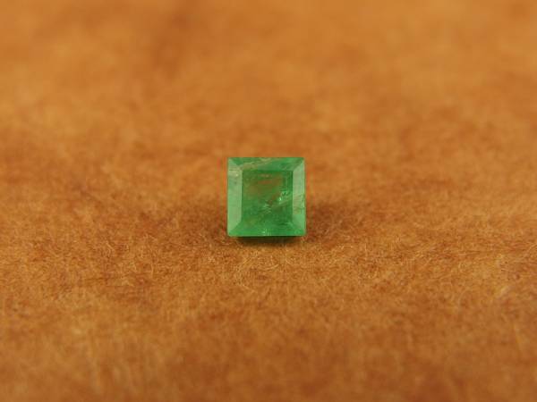 とても綺麗な天然エメラルドになります