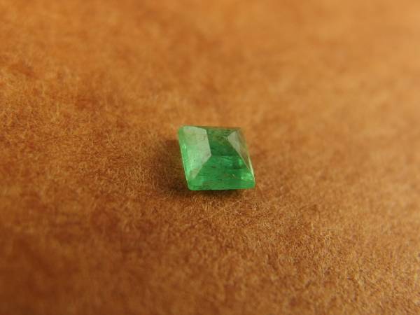 裏面:透明度の高いエメラルドグリーン