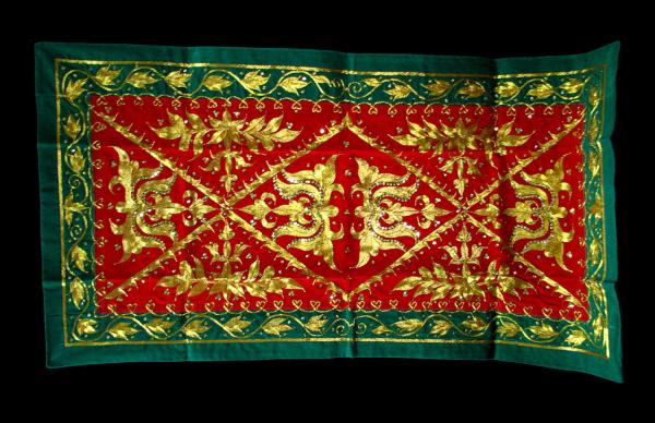 インドネシア・アチェ州伝統の金刺繍タペストリー（赤緑金B）