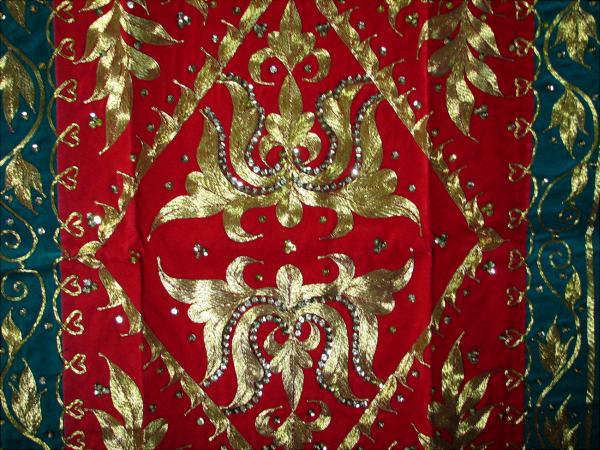 インドネシア・アチェ州伝統の金刺繍タペストリー（赤緑金B）_画像2