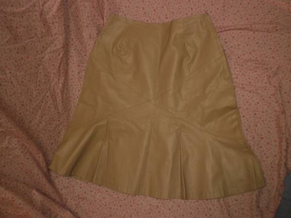 ka 美品☆即買?L'EST ROSEフェイクレザーベージュフレアーSK合成皮革