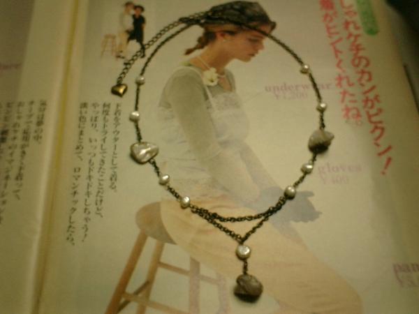 淡水パールとマザーシェルの個性的なネックレスです♪