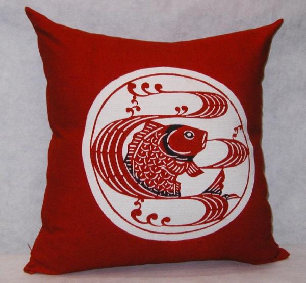 型染「クッション（中入り）魚紋柄」１ツ