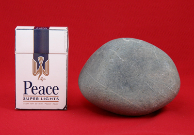 自然石　(アップル・リンゴ絵柄)　縁起の良い自然銘石　最低落札設定無し　_高さは左側のタバコで比較してください